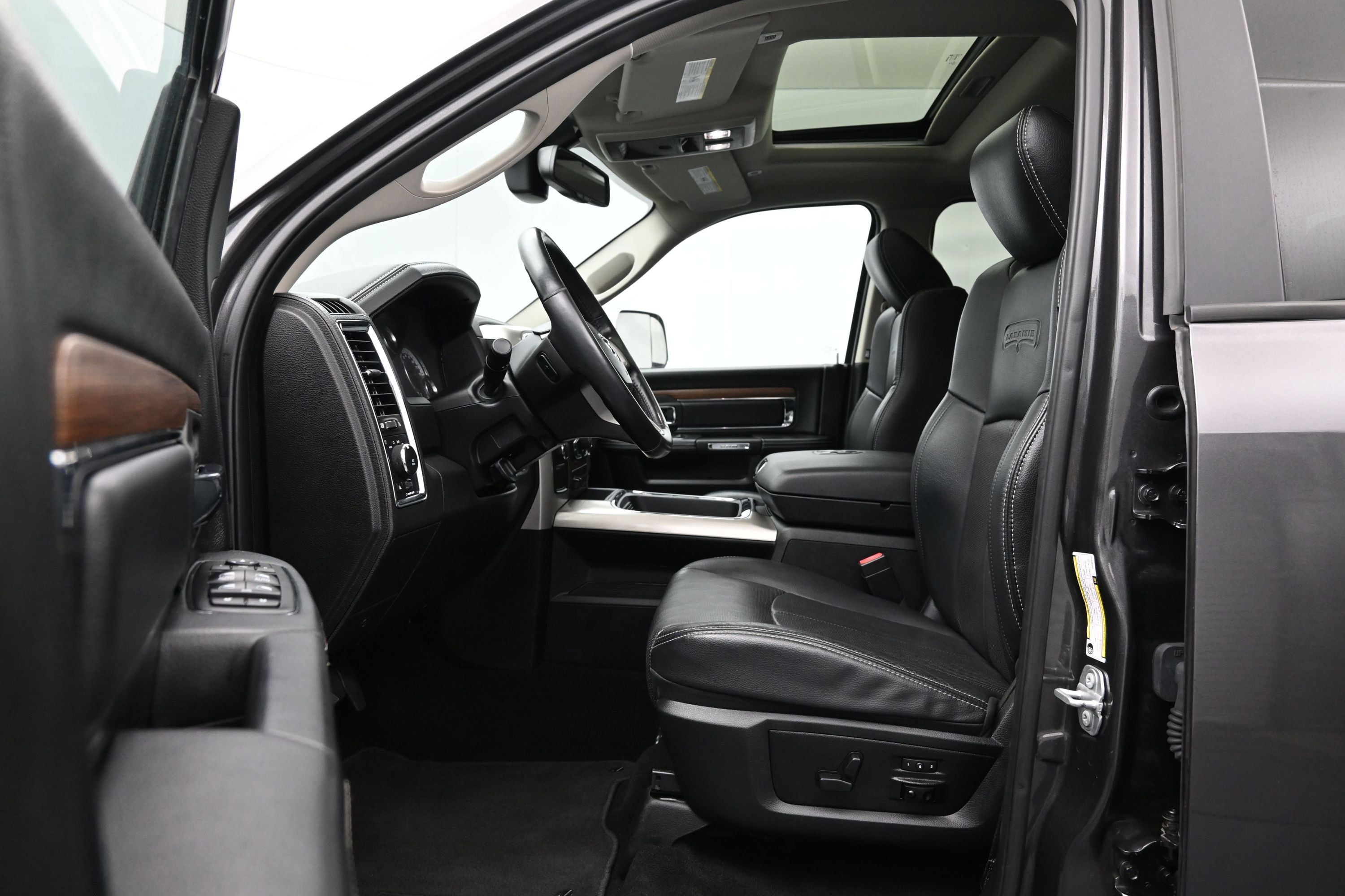 Used 2018 RAM 2500 Laramie w/ Snow Chief Group AWD/4WD image 9