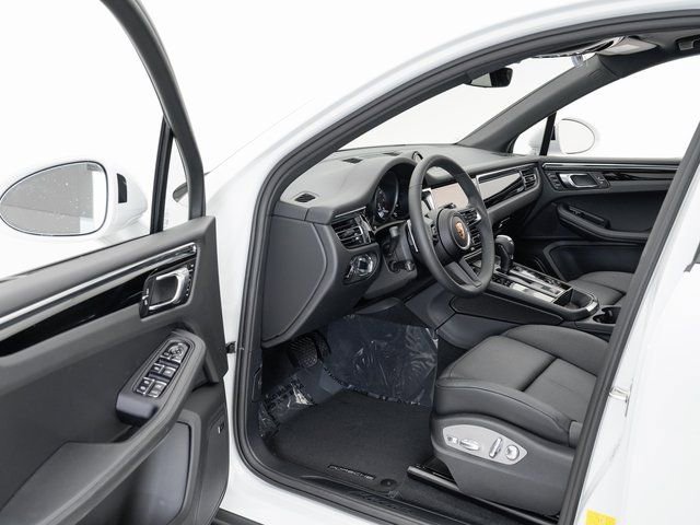 Certified 2025 Porsche Macan image 7