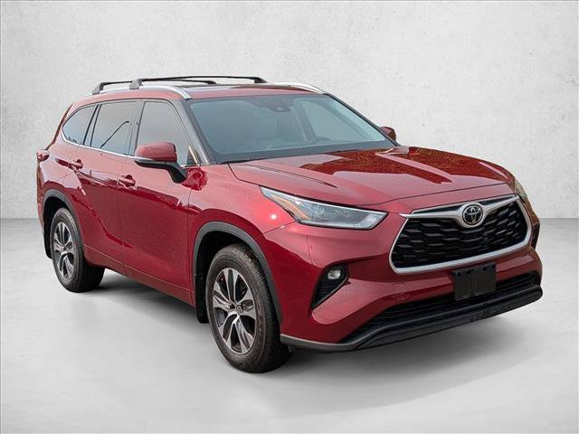 Used 2021 Toyota Highlander XLE AWD/4WD image 3