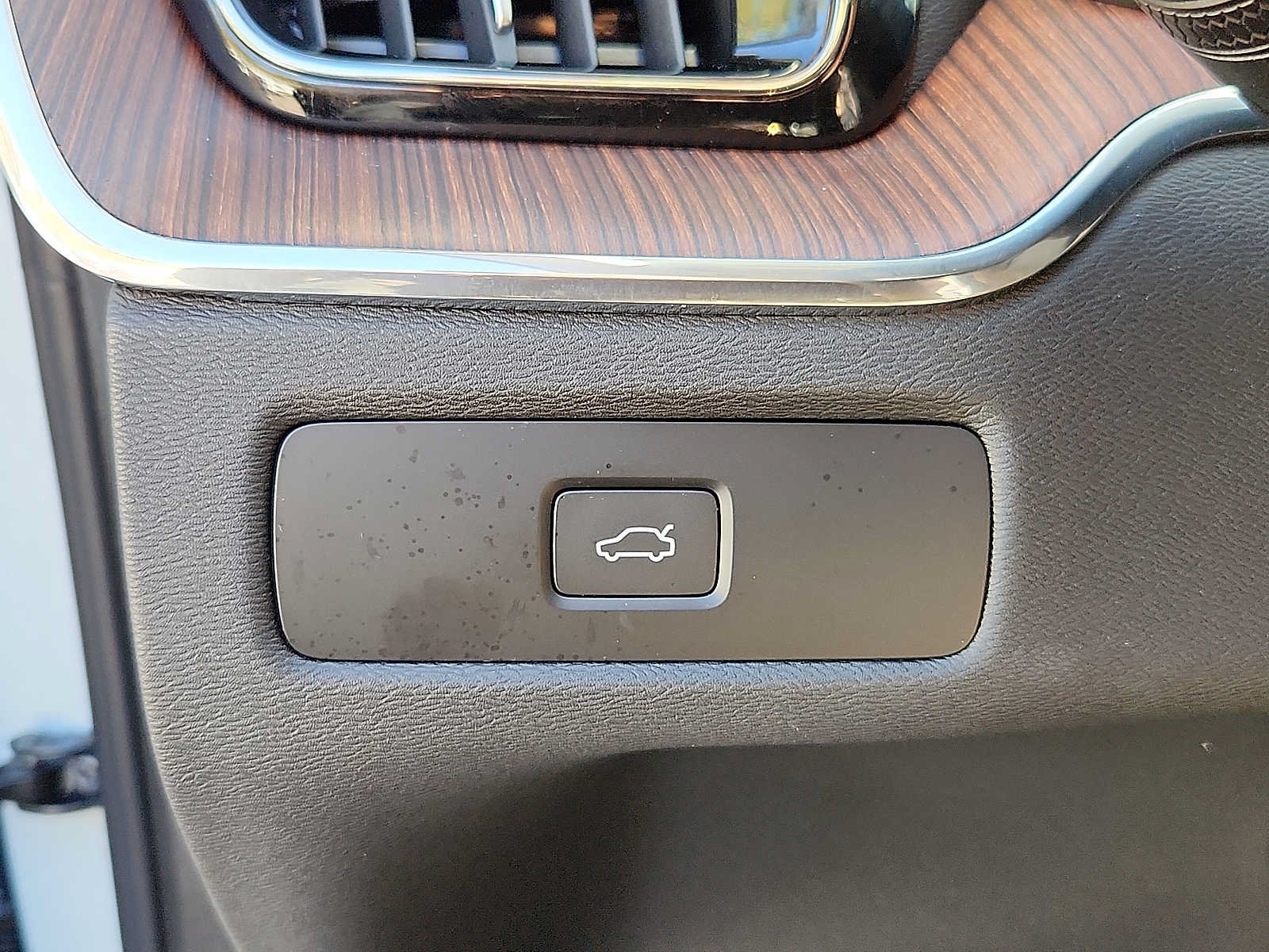 Certified 2024 Volvo XC60 B5 Plus w/ Climate Package AWD/4WD image 22