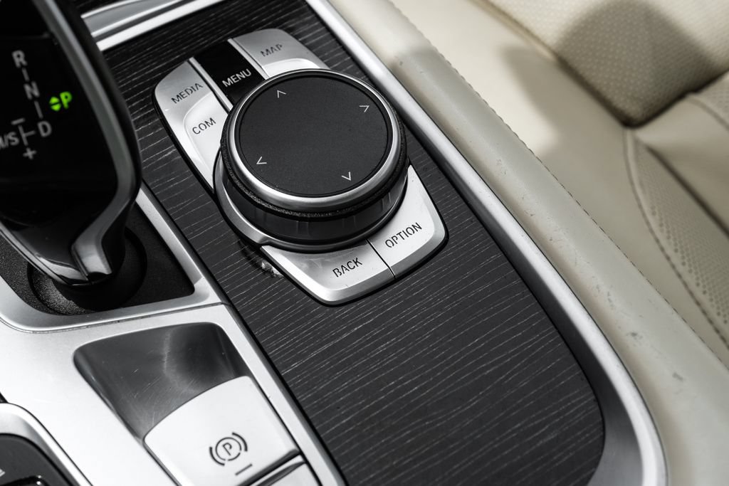 Used 2020 BMW 740i w/ Premium Package RWD image 34