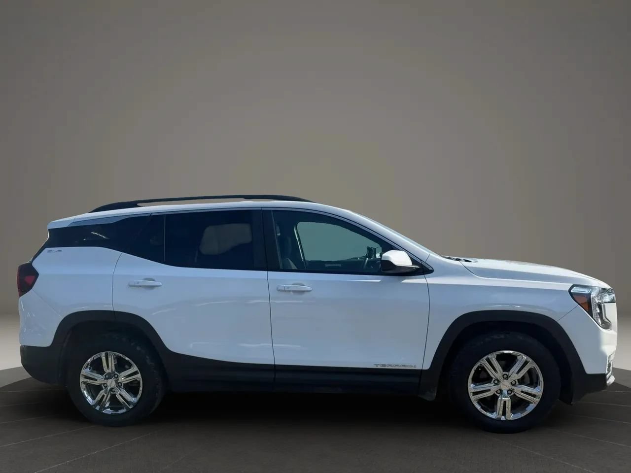 Used 2023 GMC Terrain SLE FWD image 4