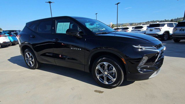 Used 2025 Chevrolet Blazer LT FWD image 2