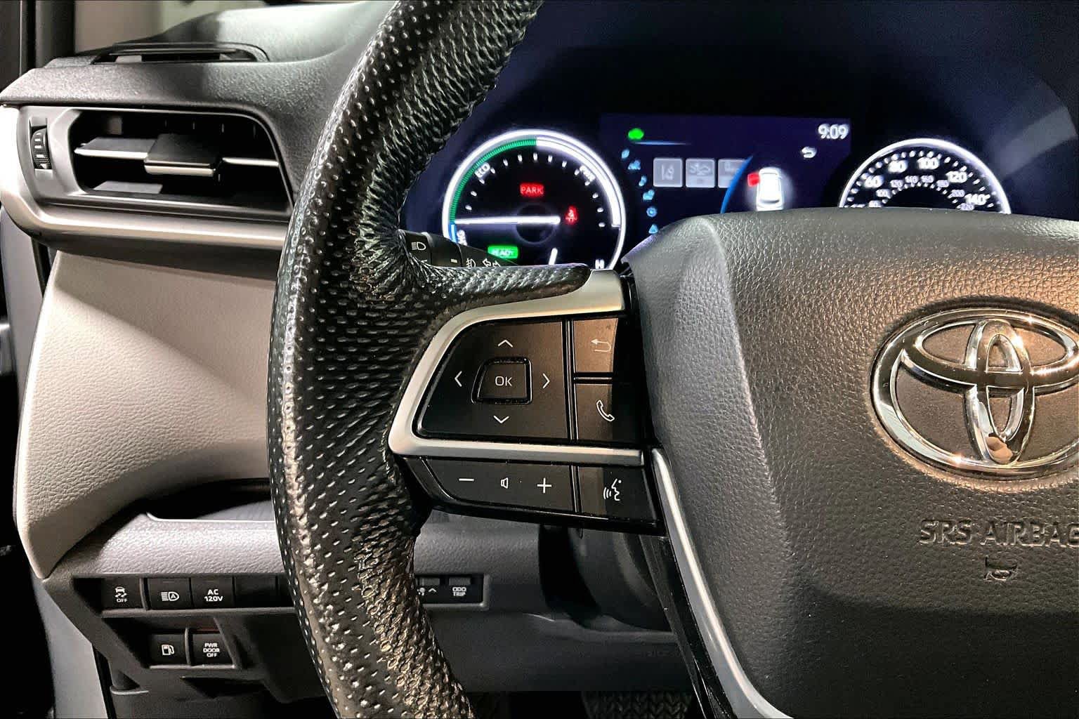 Used 2023 Toyota Sienna Limited image 23