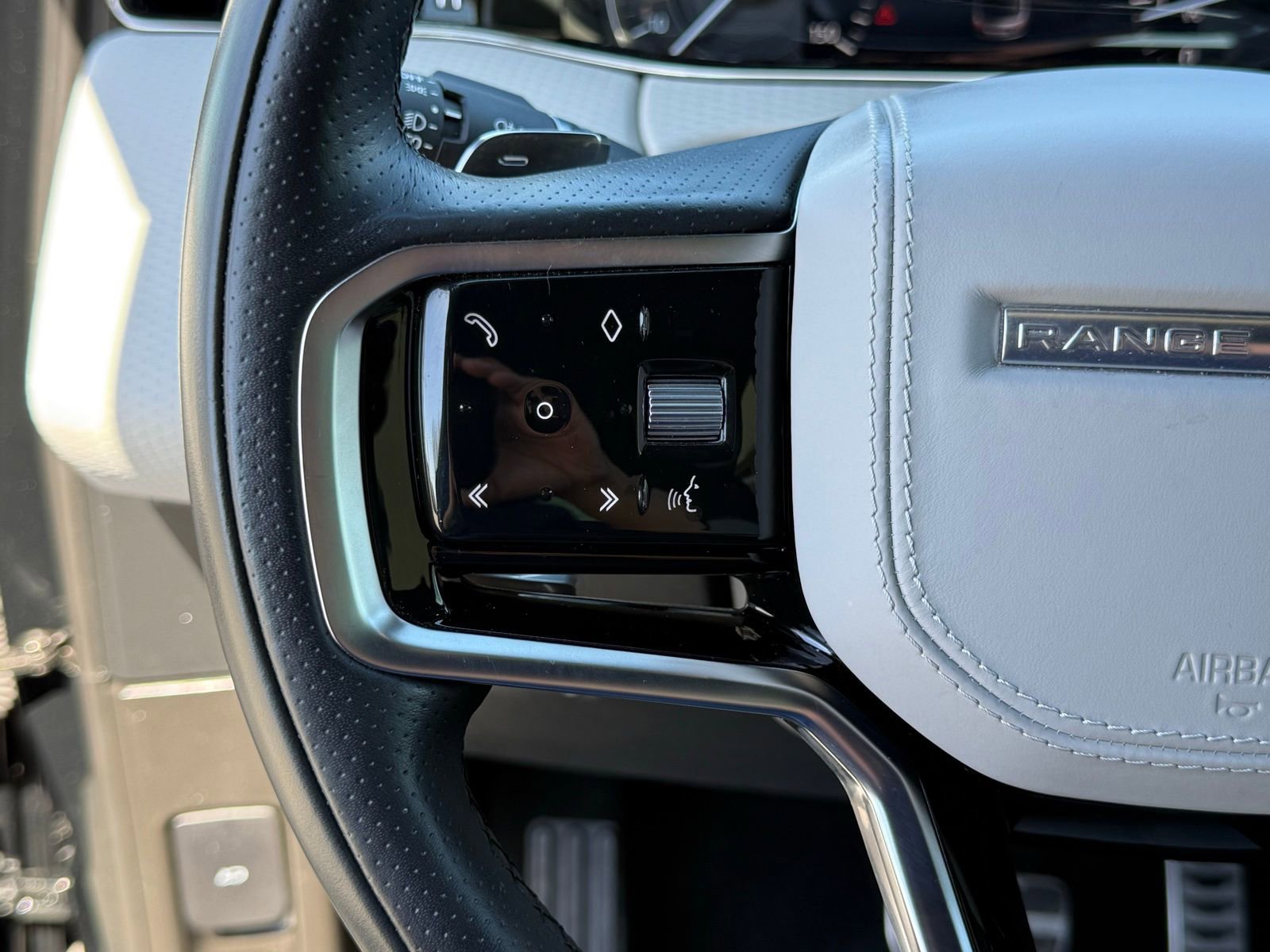 Used 2023 Land Rover Range Rover Evoque R-Dynamic S image 25