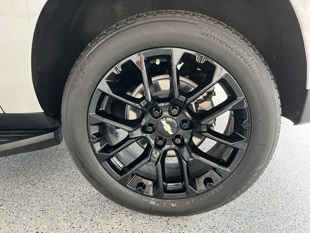Used 2024 Chevrolet Suburban LT w/ Luxury Package RWD image 36