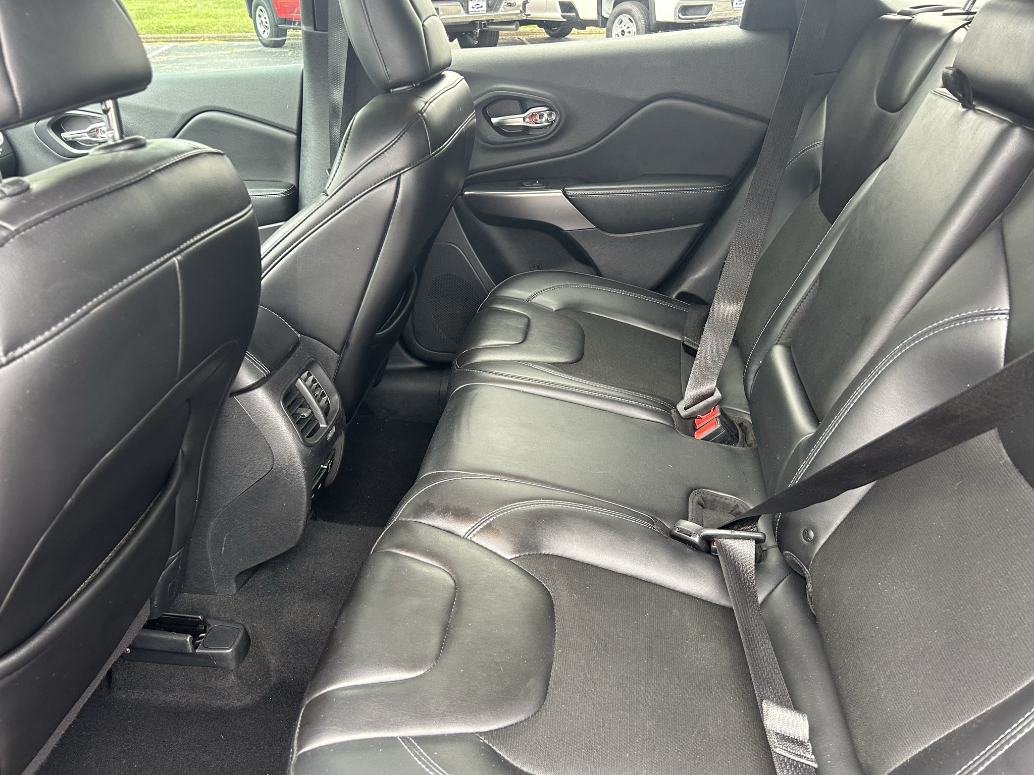 Used 2019 Jeep Cherokee Latitude Plus w/ Comfort/Convenience Group FWD image 20