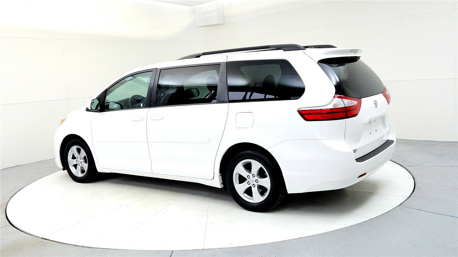 Used 2015 Toyota Sienna LE image 4