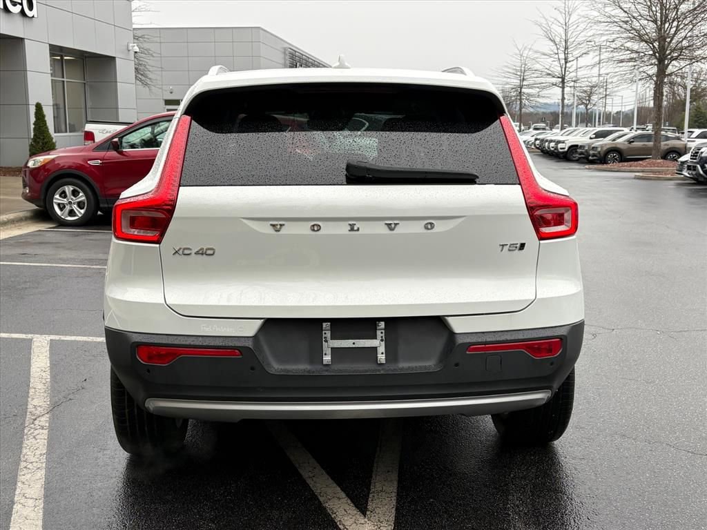 Used 2020 Volvo XC40 T5 Momentum image 4