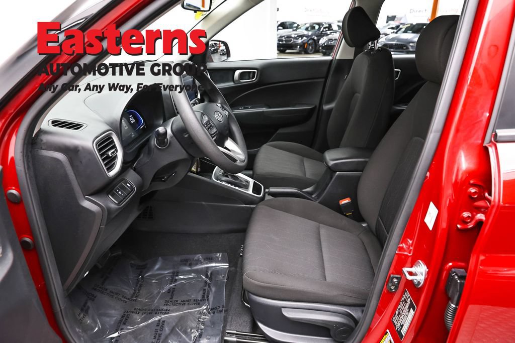 Used 2025 Hyundai Venue SE FWD image 13