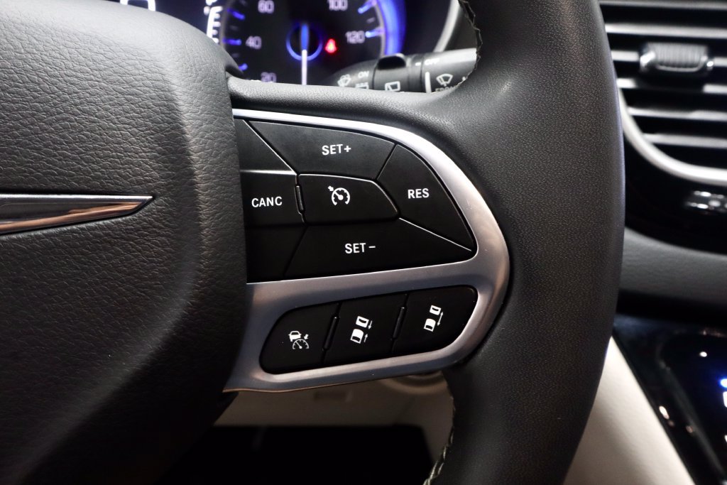 Used 2023 Chrysler Pacifica Touring-L FWD image 28