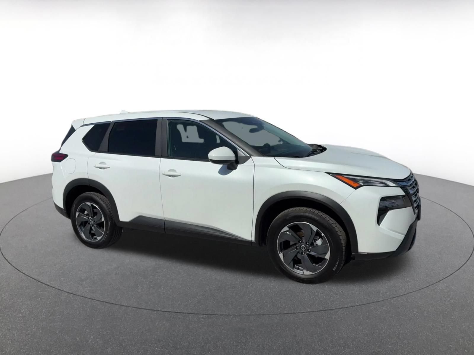 Used 2025 Nissan Rogue SV FWD image 2