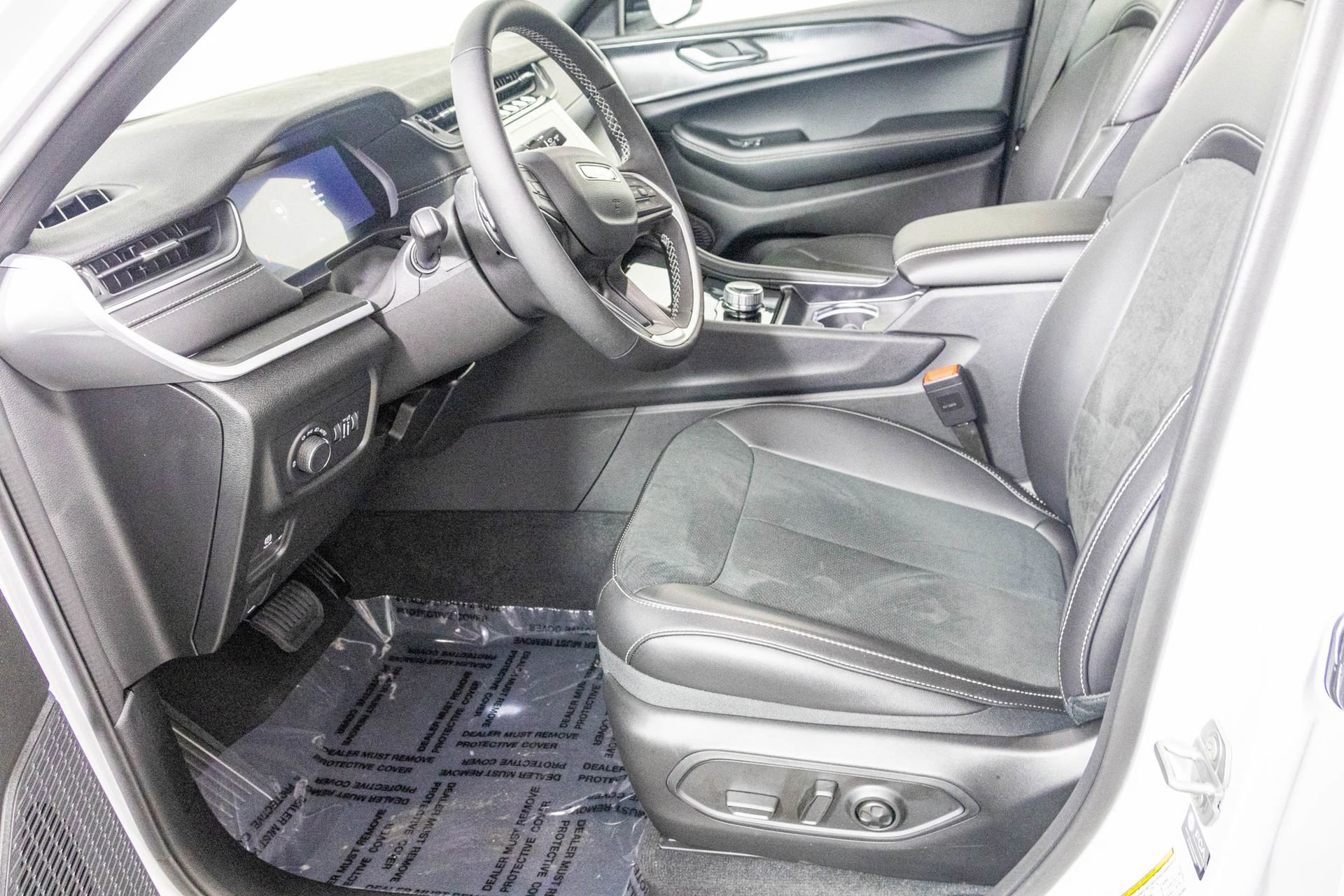 New 2025 Jeep Grand Cherokee L Altitude image 16