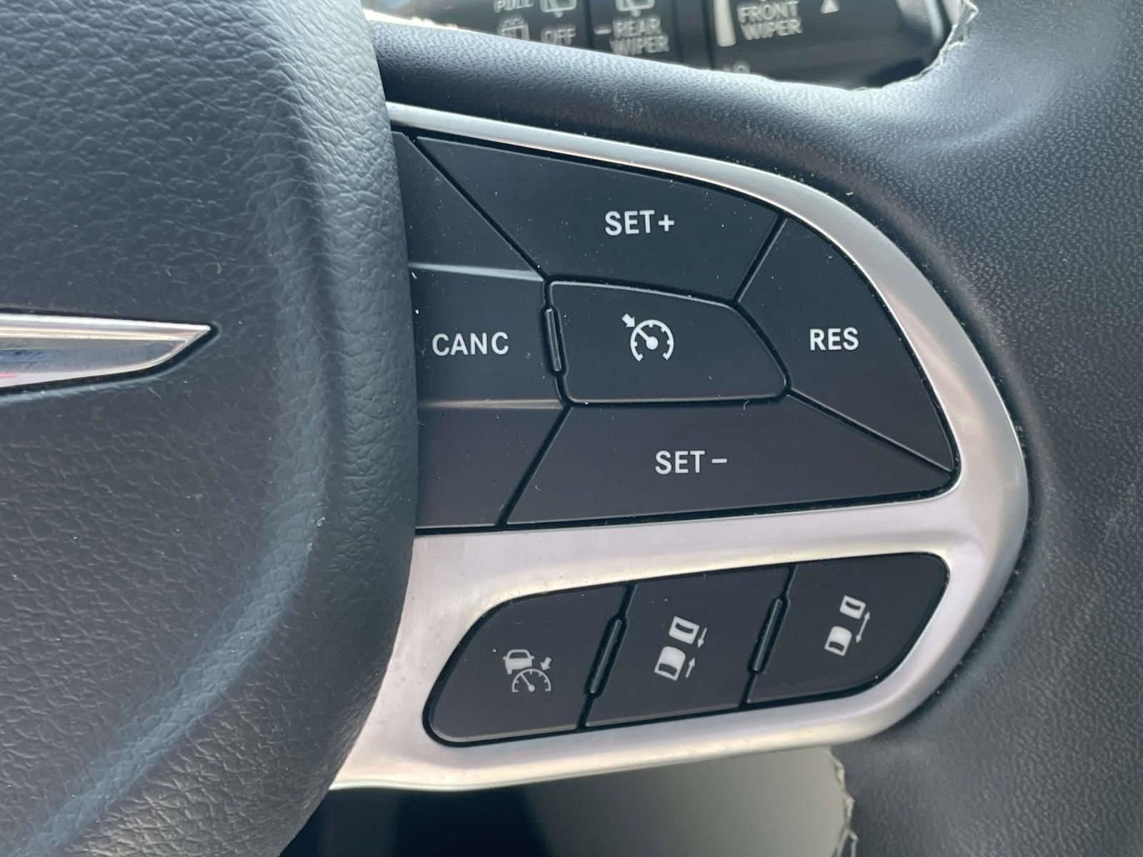 Used 2023 Chrysler Pacifica Touring-L FWD image 20