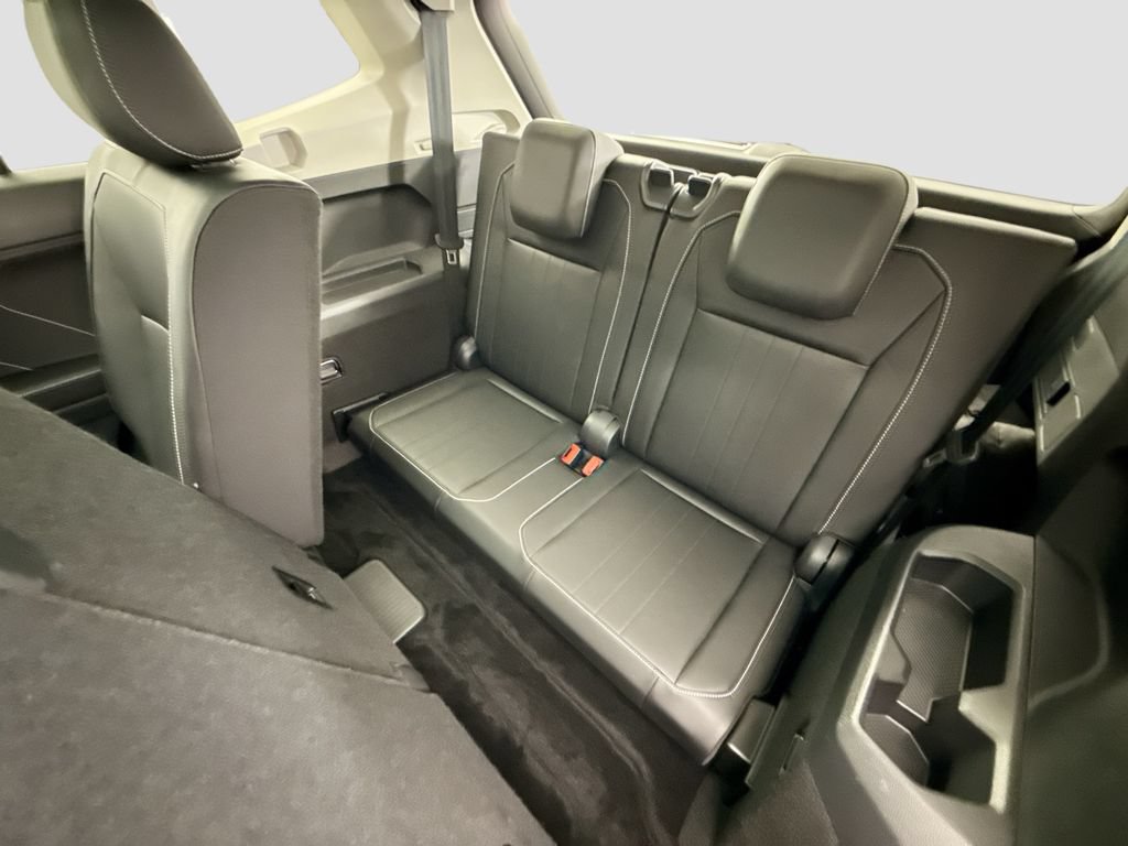 Used 2023 Volkswagen Tiguan SE w/ Panoramic Sunroof Package FWD image 21