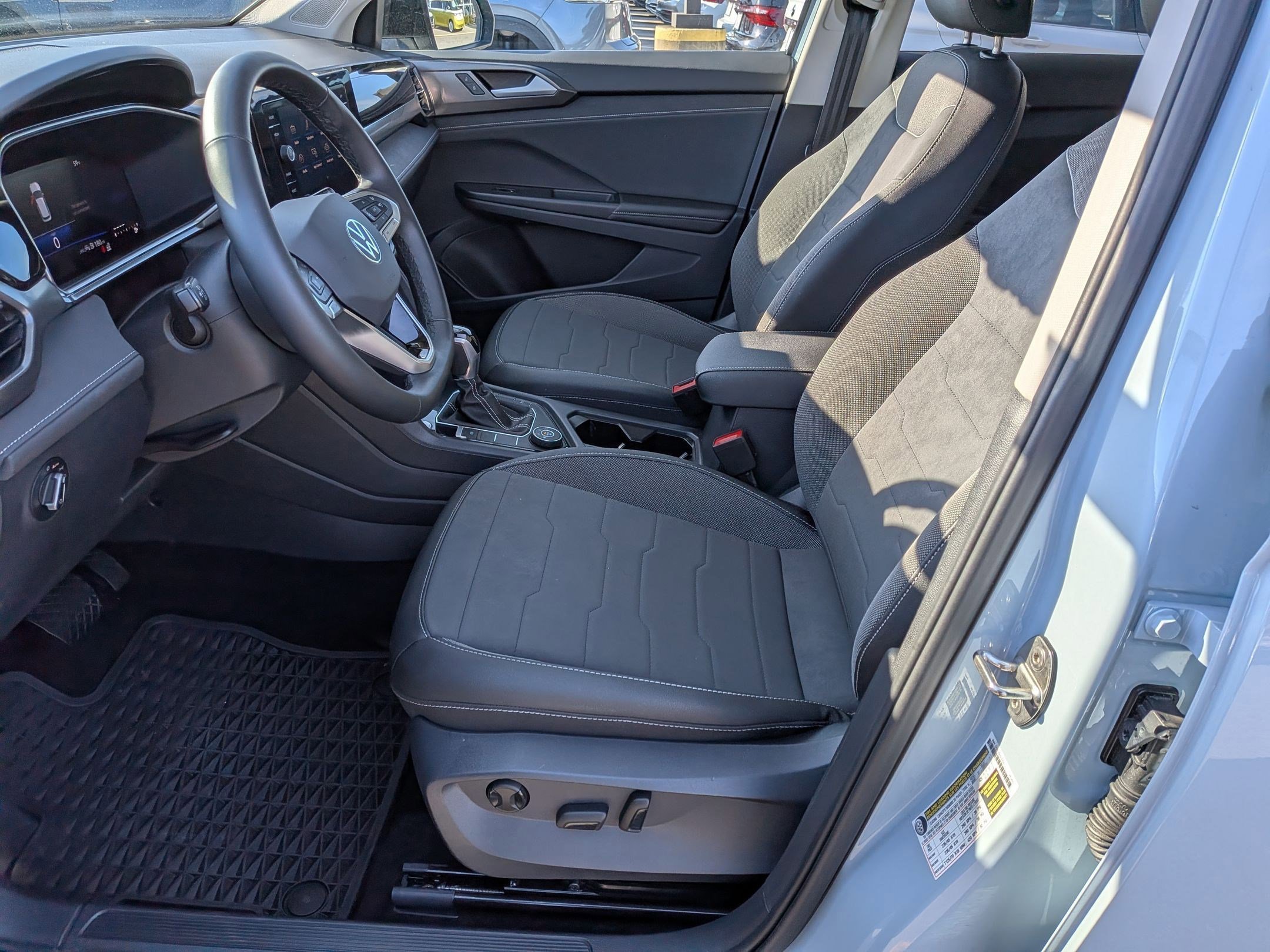 Used 2025 Volkswagen Taos SE image 14