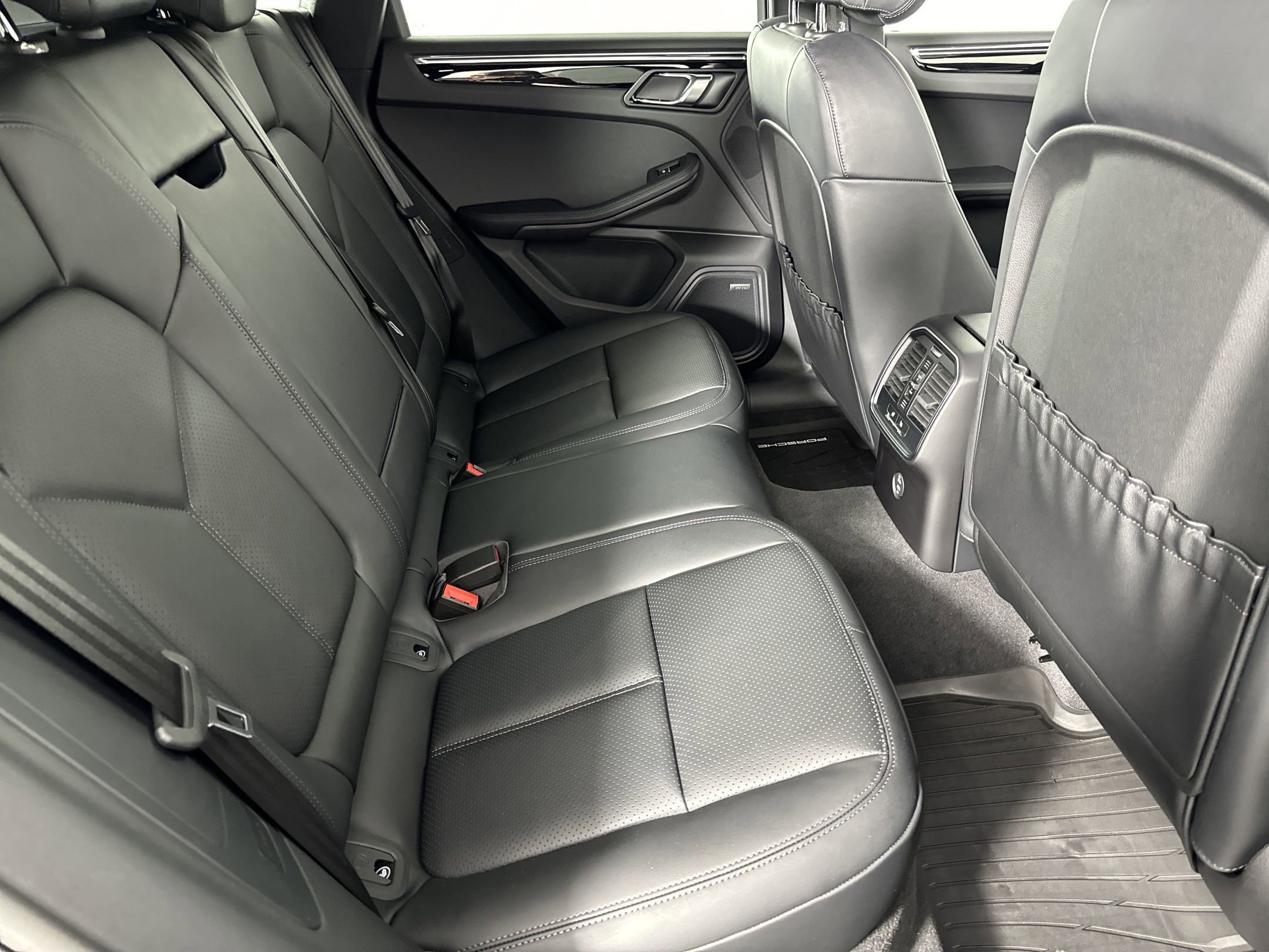 Certified 2025 Porsche Macan image 29