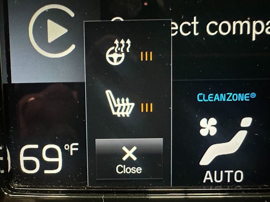 Used 2021 Volvo XC40 T5 Momentum image 22