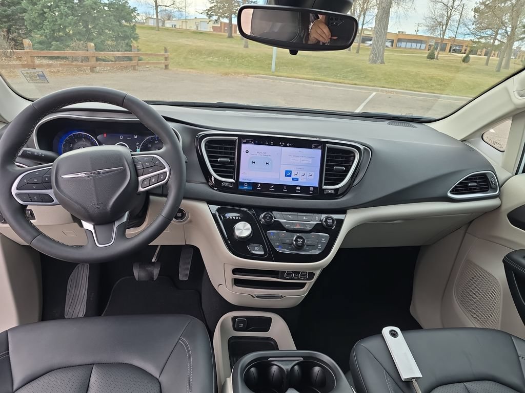 Used 2024 Chrysler Pacifica Touring-L FWD image 13
