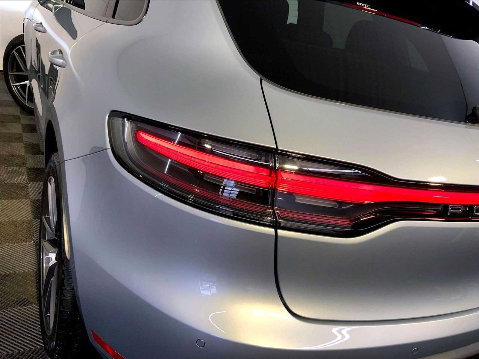 Certified 2025 Porsche Macan AWD/4WD image 30