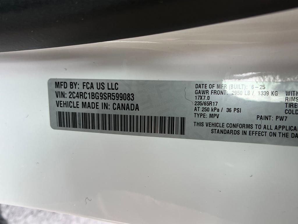 Used 2025 Chrysler Pacifica Select image 27