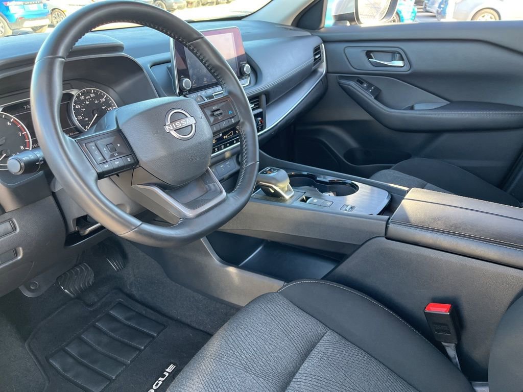 Used 2025 Nissan Rogue SV image 16