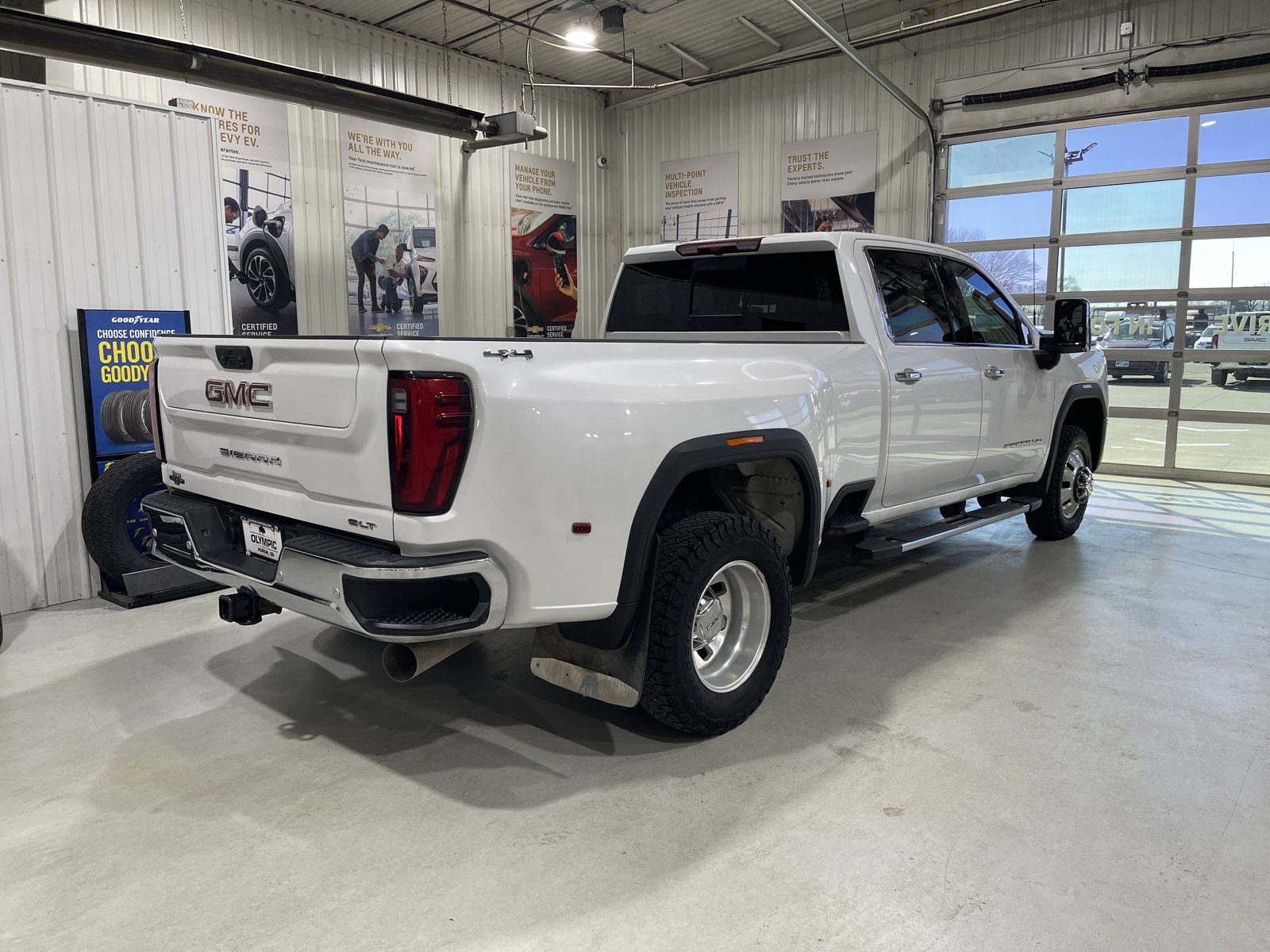 Used 2024 GMC Sierra 3500 SLT w/ SLT Premium Package AWD/4WD image 8