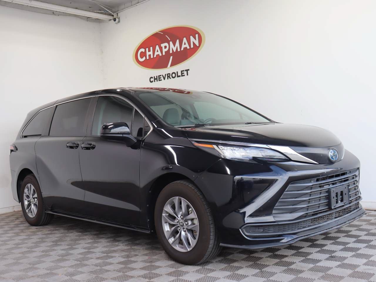 Used 2023 Toyota Sienna LE FWD image 1