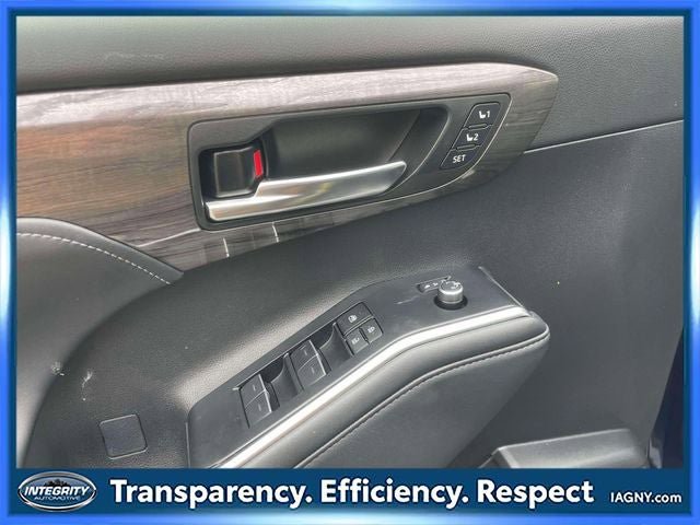Used 2024 Toyota Highlander Platinum FWD image 18