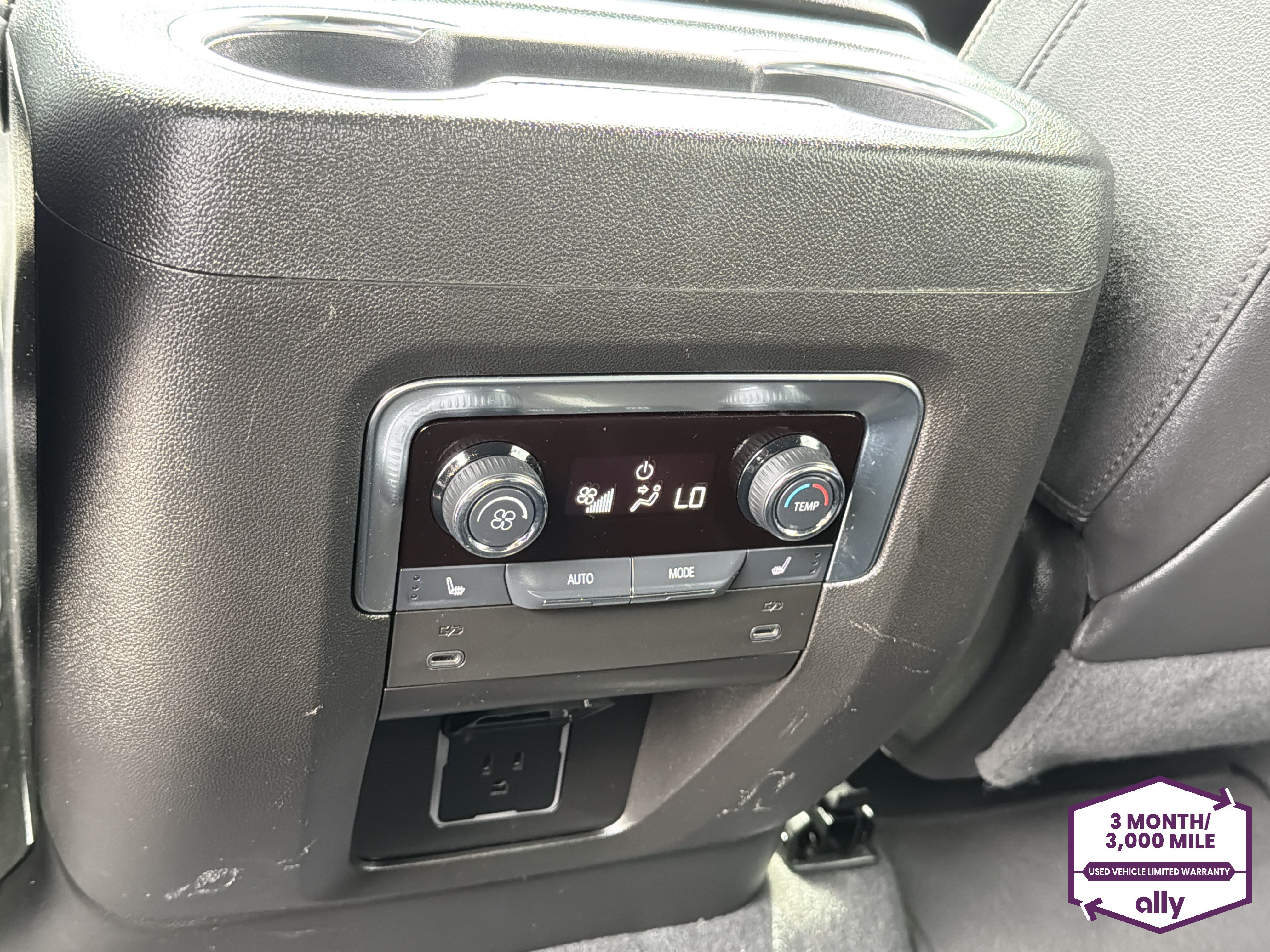 Used 2025 Chevrolet Tahoe Premier AWD/4WD image 14