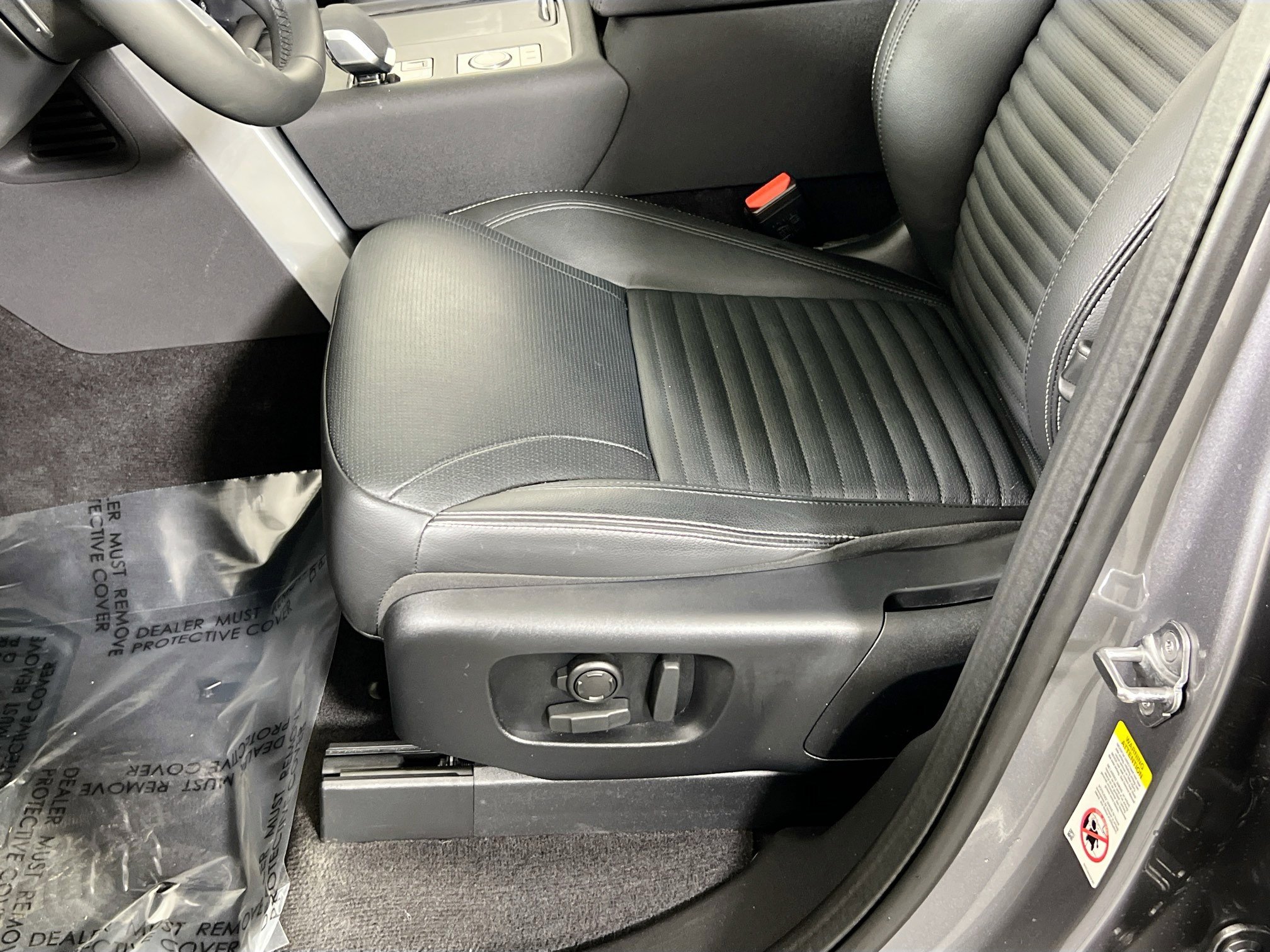 Used 2024 Land Rover Discovery S image 20