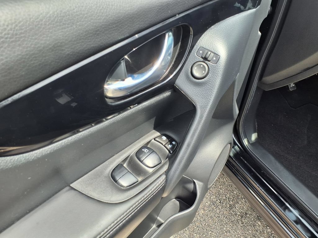 Used 2021 Nissan Rogue Sport SV FWD image 14