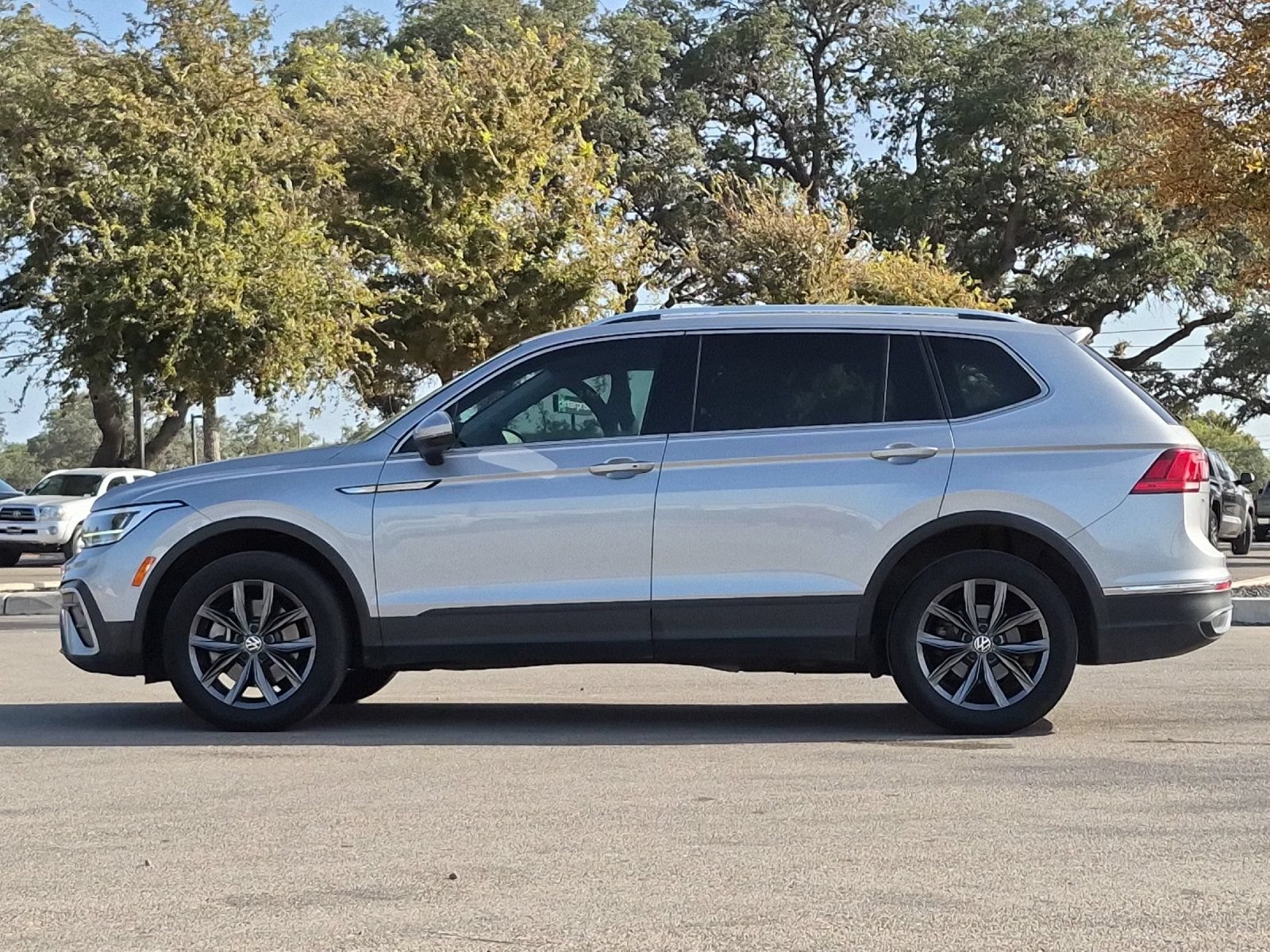 Used 2022 Volkswagen Tiguan SE FWD image 2