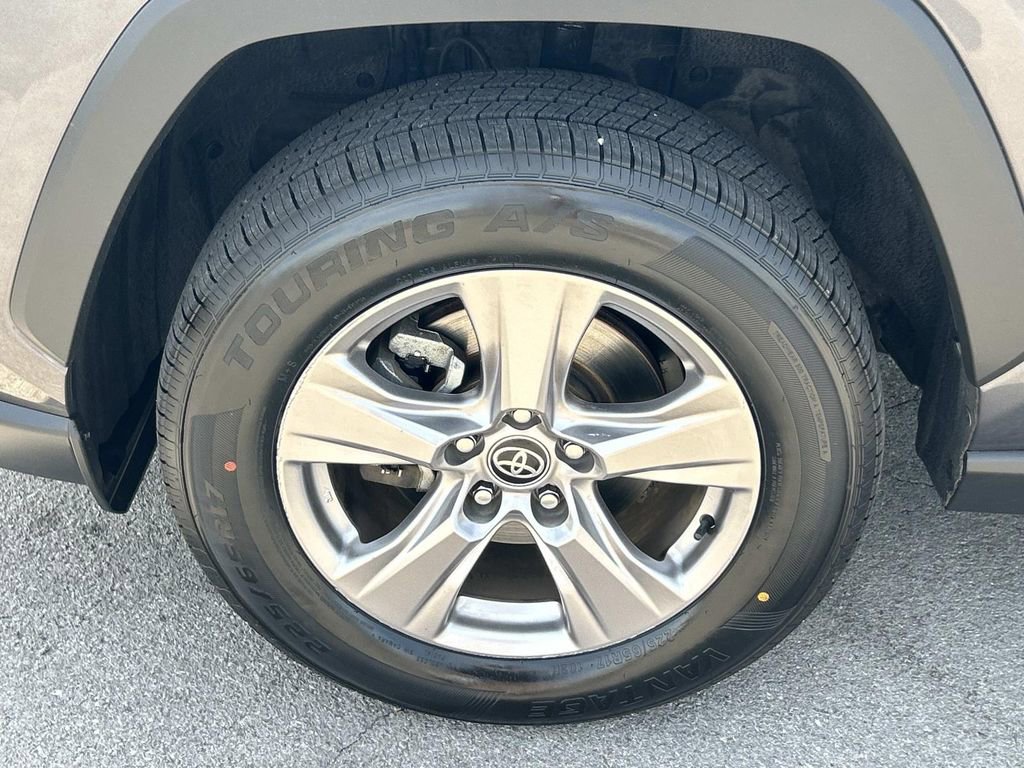 Used 2022 Toyota RAV4 XLE AWD/4WD image 14