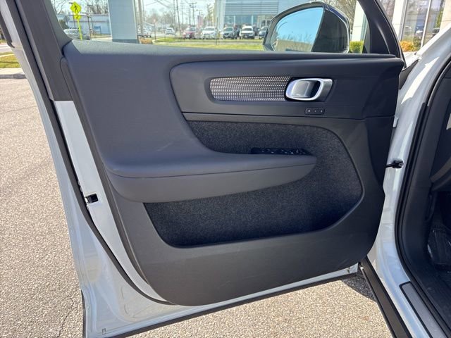 Used 2025 Volvo XC40 B5 Plus AWD/4WD image 29
