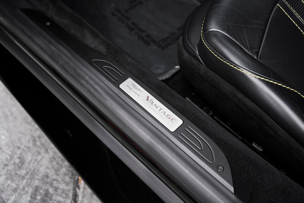 Used 2023 Aston Martin V8 Vantage Coupe RWD image 30