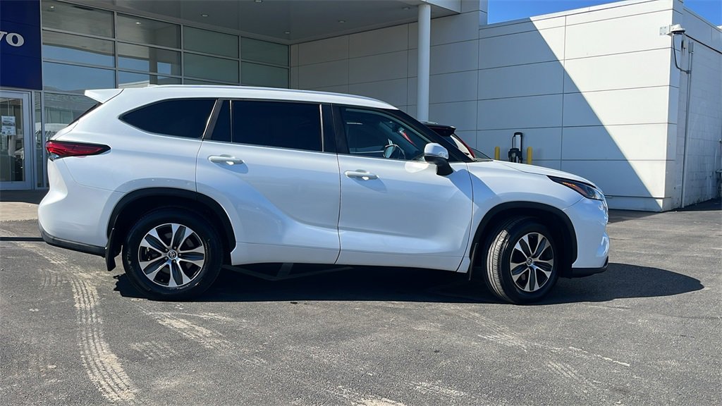 Used 2023 Toyota Highlander XLE image 3