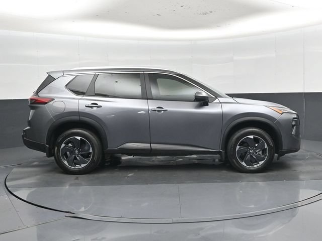 Used 2024 Nissan Rogue SV w/ SV Premium Package FWD image 2