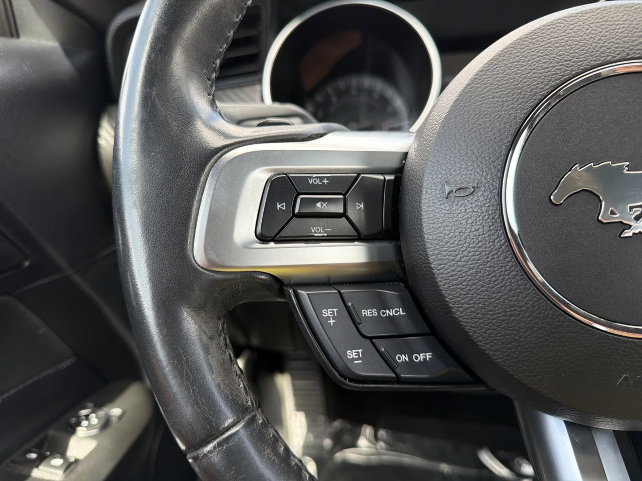 Used 2018 Ford Mustang Coupe RWD image 24