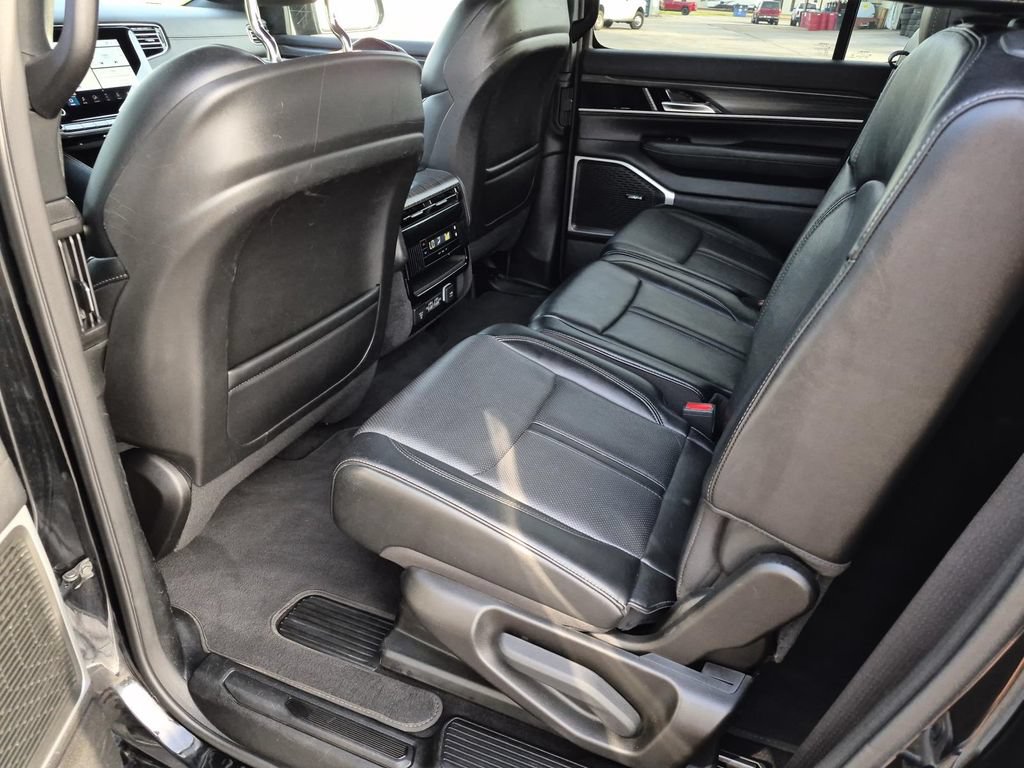 Used 2024 Jeep Wagoneer Series II w/ Flexible Seating Group AWD/4WD image 16