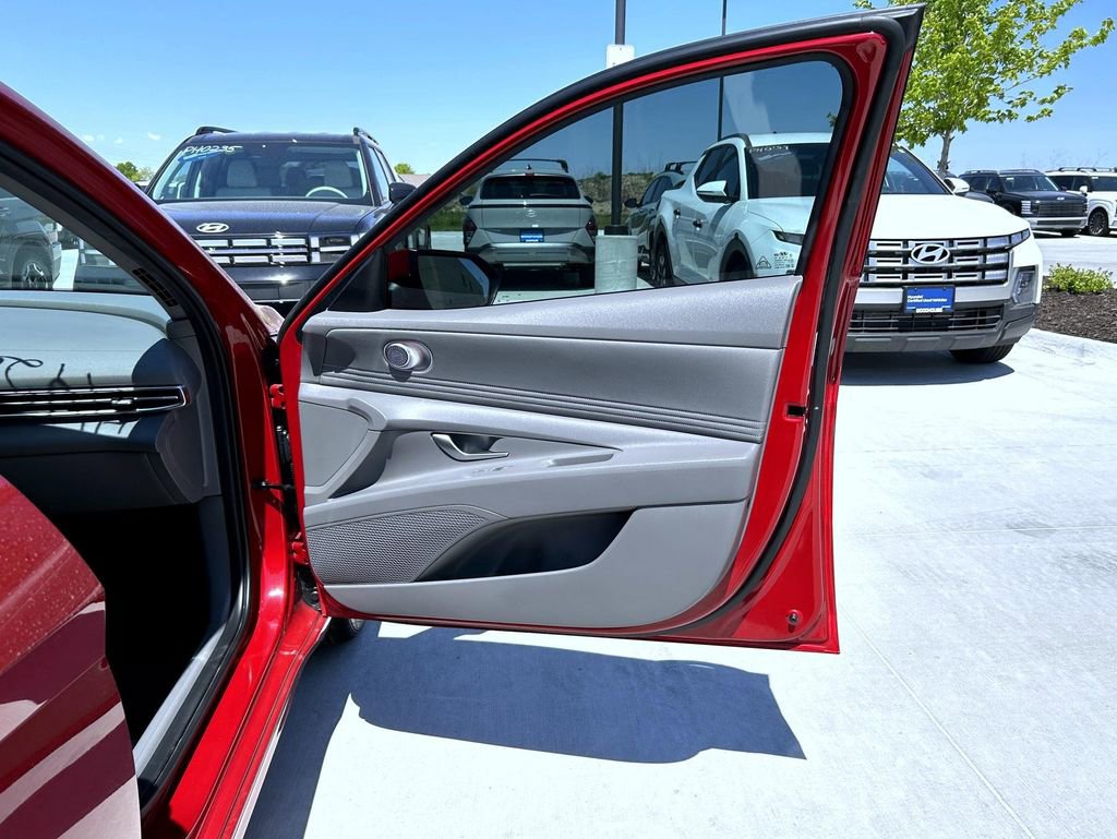 Used 2023 Hyundai Elantra SEL w/ Convenience Package FWD image 17