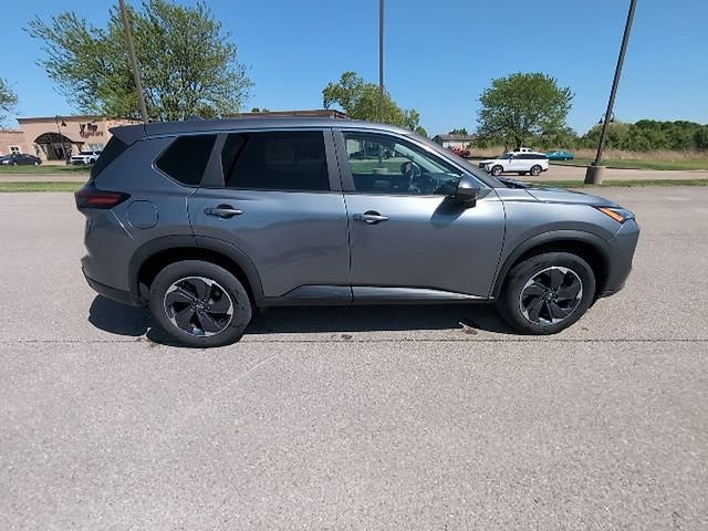 Used 2025 Nissan Rogue SV AWD/4WD image 2