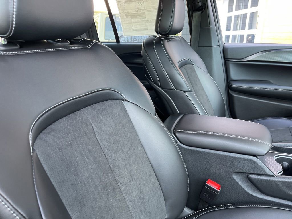 New 2025 Jeep Grand Cherokee Altitude image 37