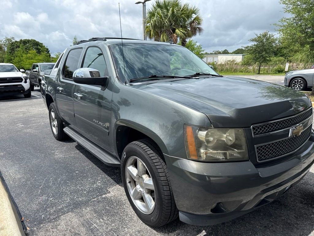 Used 2011 Chevrolet Avalanche LT w/ Regional Value Package AWD/4WD image 2