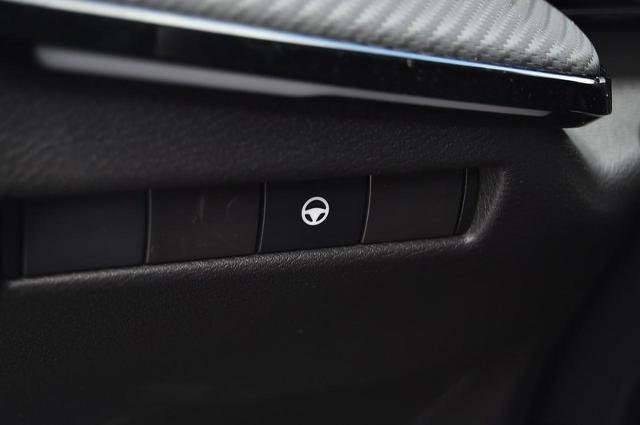 New 2025 Nissan Kicks SR image 11