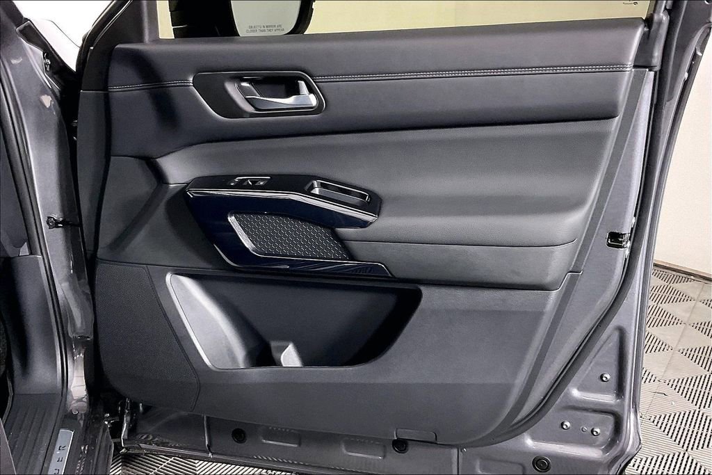 New 2026 Nissan Pathfinder Platinum w/ Accent Package image 24
