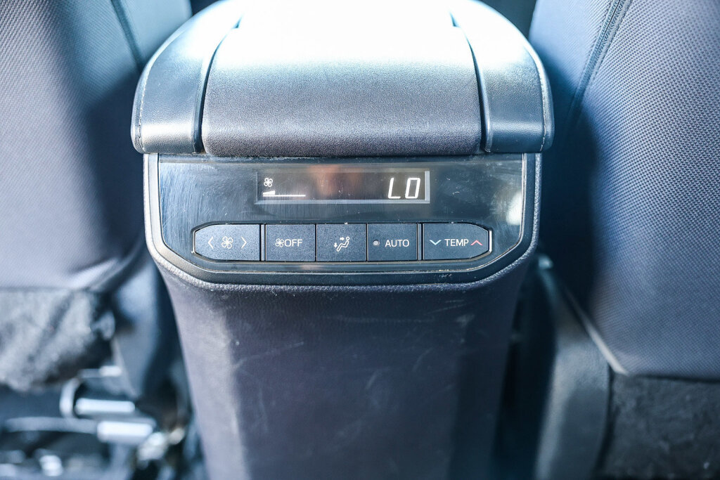 Used 2023 Toyota Highlander LE AWD/4WD image 6