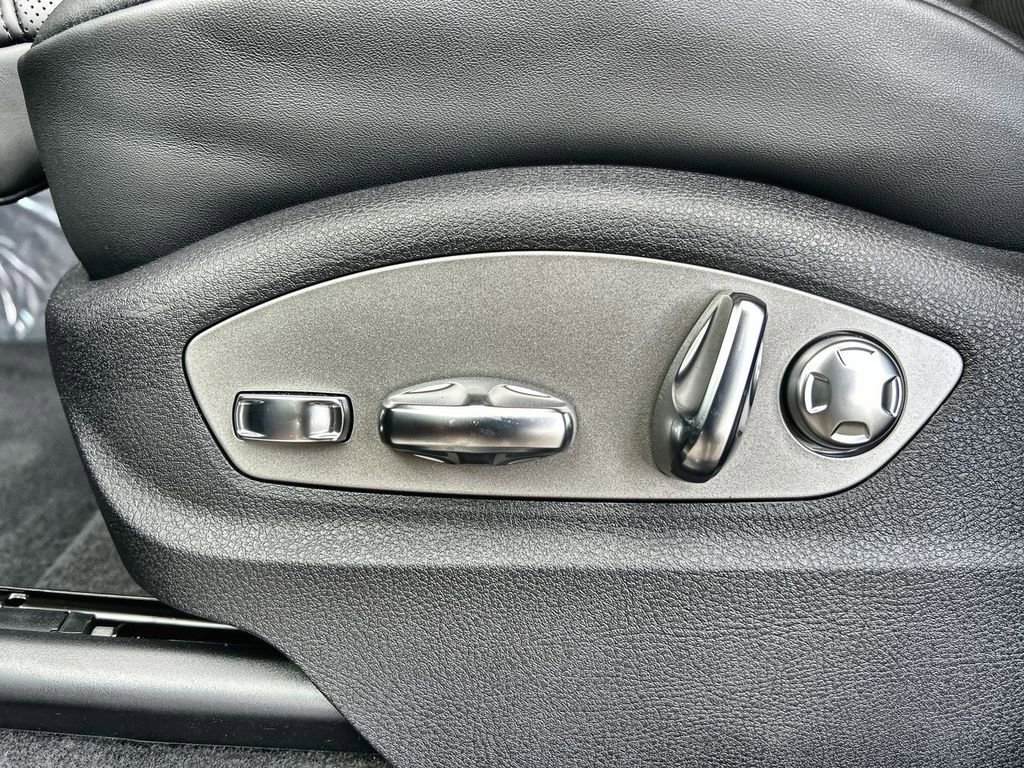 Certified 2026 Porsche Macan AWD/4WD image 8