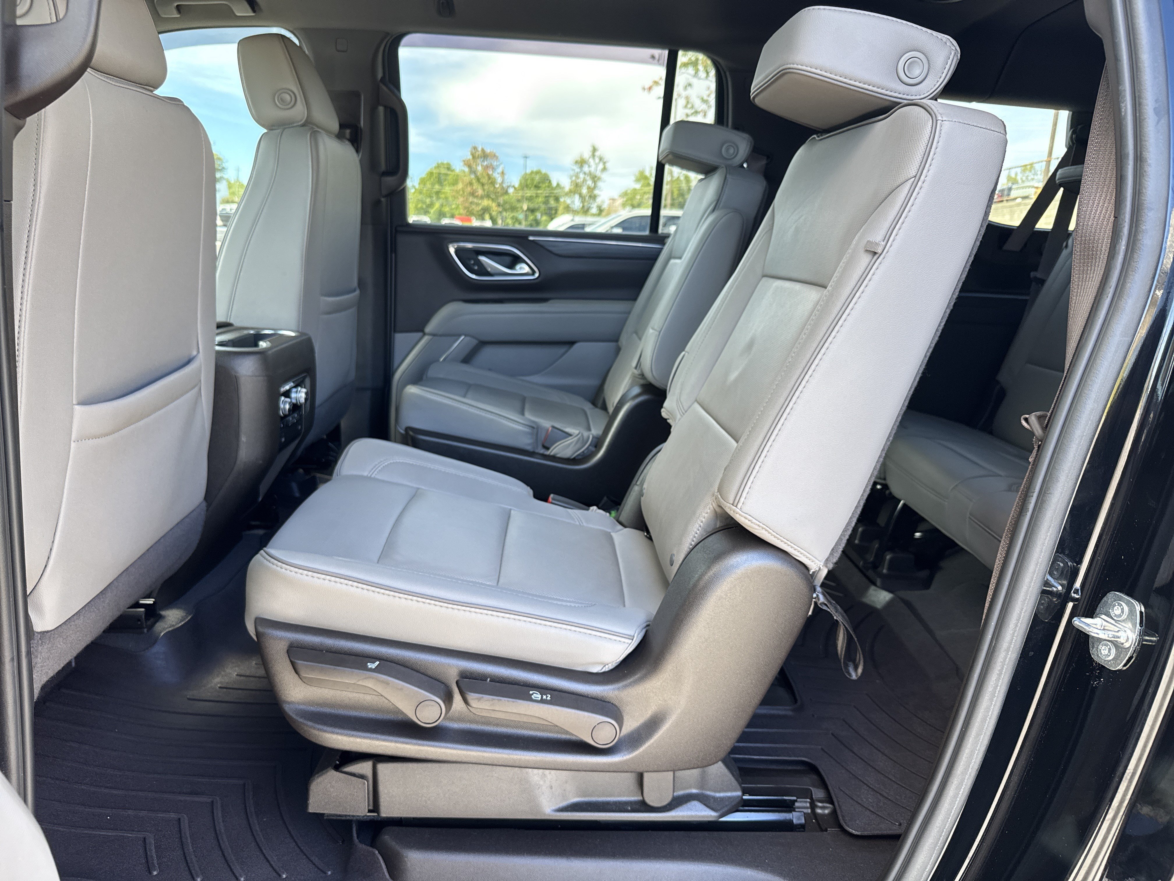 Used 2024 GMC Yukon XL SLT w/ SLT Luxury Package RWD image 31
