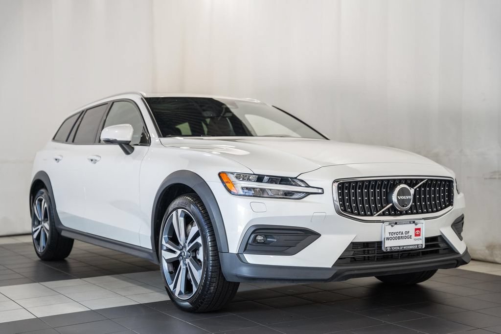Used 2025 Volvo V60 B5 Cross Country Plus AWD/4WD image 1